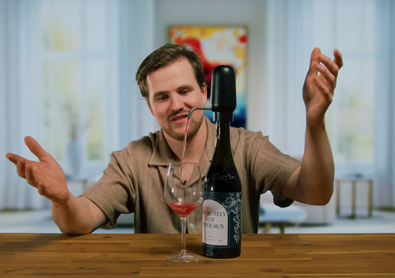 An electric wine pourer